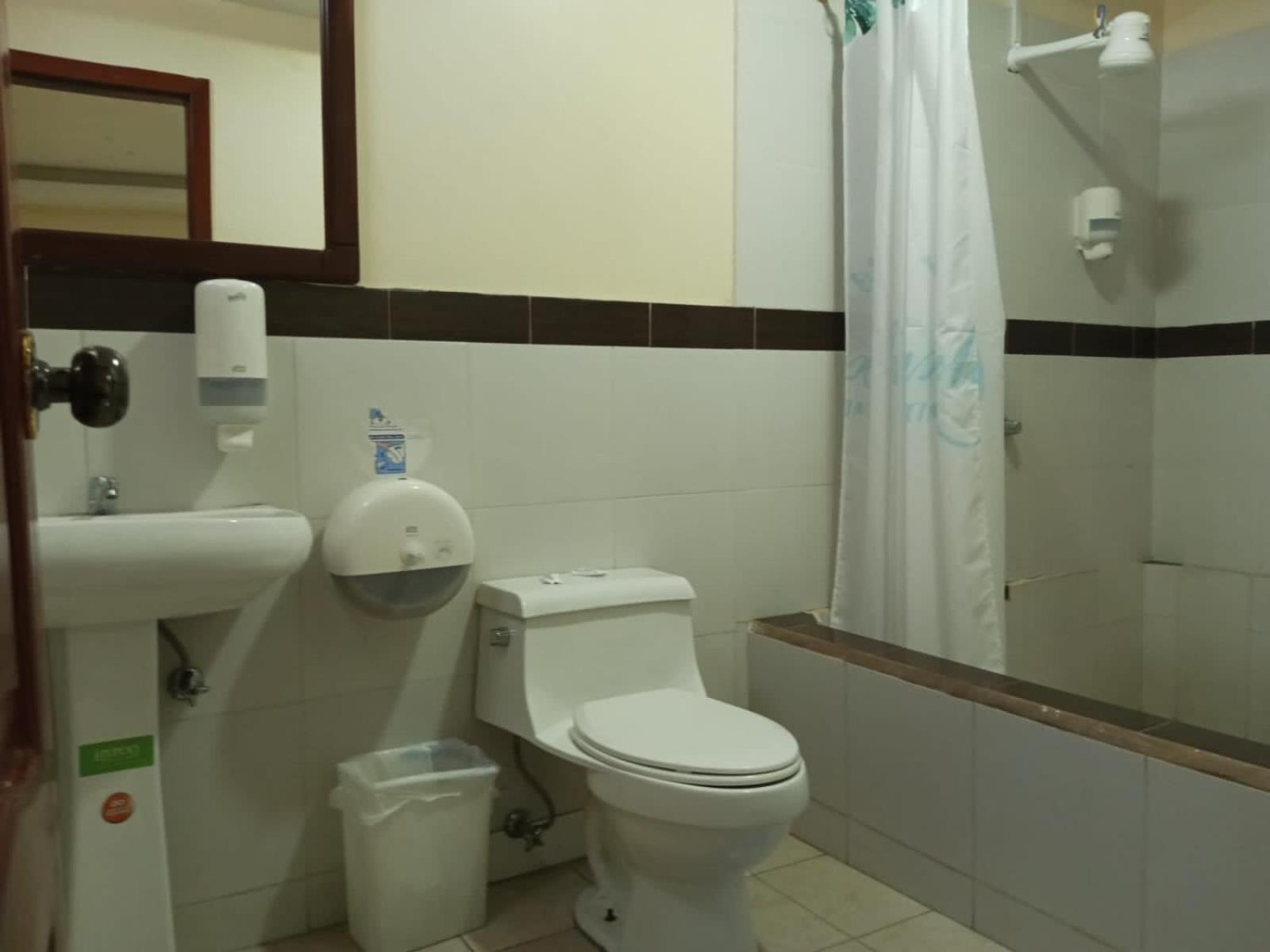 Hostal Las Velas Hotel Manta Exterior photo