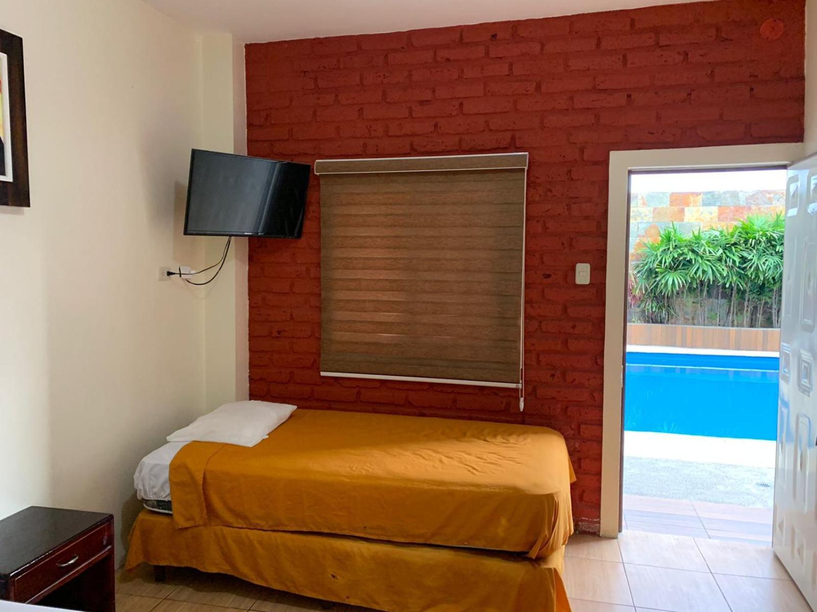 Hostal Las Velas Hotel Manta Exterior photo