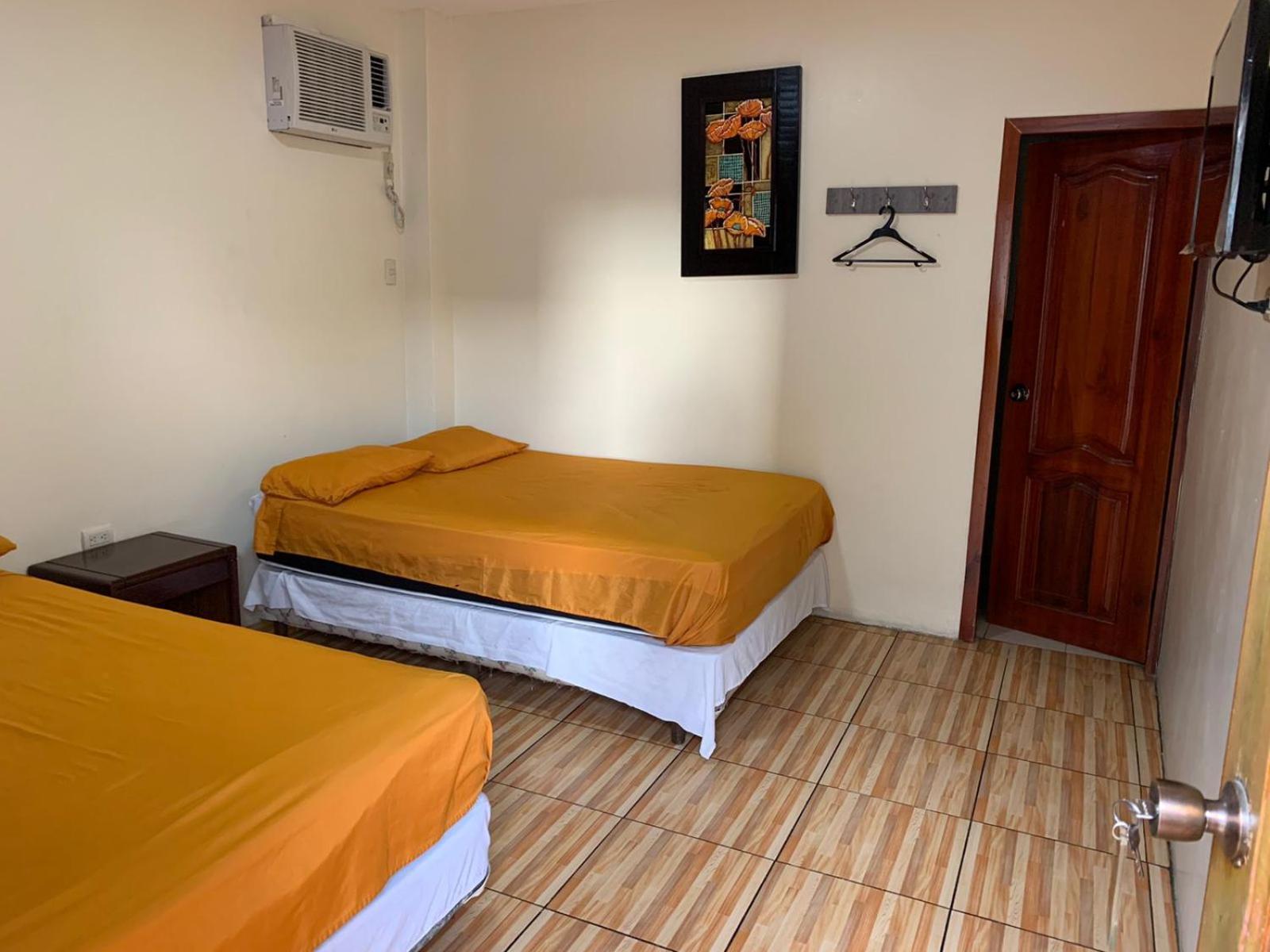 Hostal Las Velas Hotel Manta Exterior photo