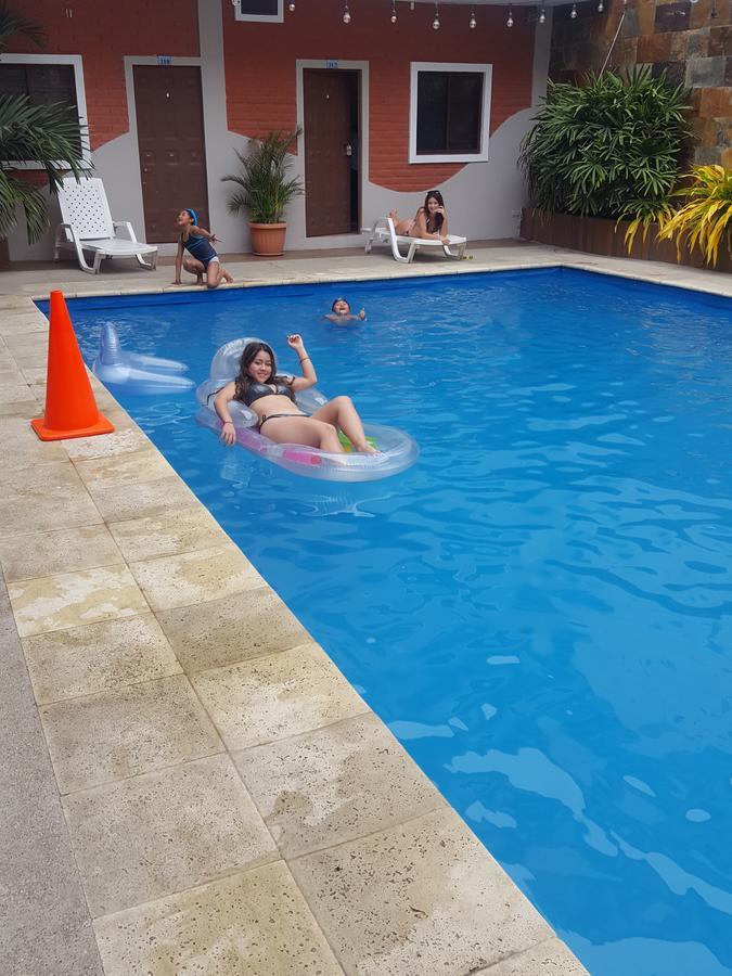 Hostal Las Velas Hotel Manta Exterior photo
